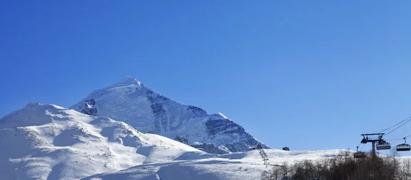 阳光明媚的早晨 滑雪胜地的全景尽收眼底 高加索山脉在冬季 格鲁吉亚Svaneti地区Tetnuldi山 — 图库照片