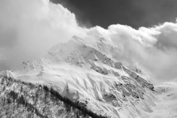 Güneş Işığı Bulutlarında Karlı Dağ Zirveleri Kışın Kafkas Dağları Dombay — Stok fotoğraf