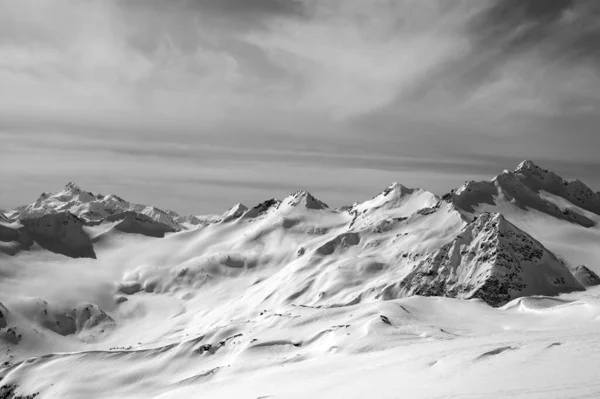 눈덮인 산봉우리들 저녁에는 피스톤을 산비탈에서 흑백으로 시야가 흐릅니다 겨울철에는 코카서스 — 스톡 사진