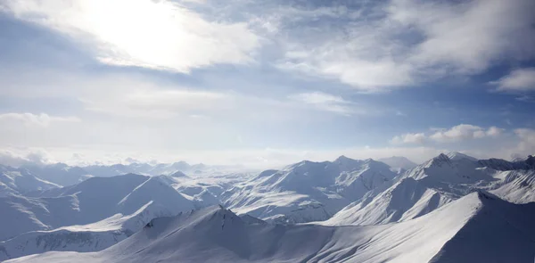 Panoramisch Uitzicht Besneeuwde Zonneschijnbergen Koude Winteravond Kaukasus Georgië Regio Gudauri — Stockfoto