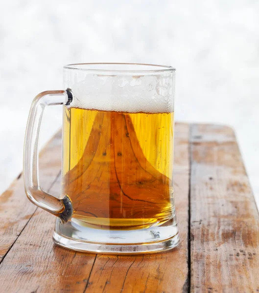Glass Mug Fresh Beer Wooden Bench Winter Outdoor Cafe Ski — Stock Photo, Image