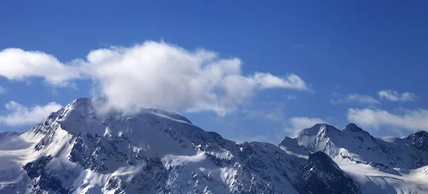 阳光明媚的夜晚 雪山上的全景 蓝天云雾 高加索山脉在冬季 格鲁吉亚Svaneti地区 — 图库照片