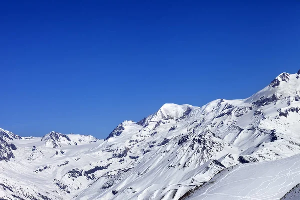 Schneebedeckte Berg Und Tiefschneehänge Mit Spuren Von Skiern Und Snowboards — Stockfoto
