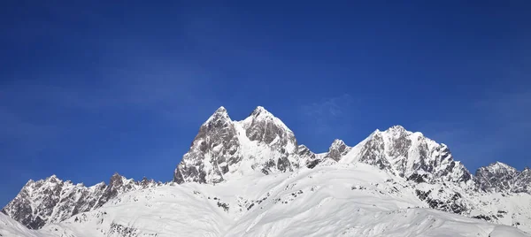 Πανοραμική Θέα Στα Χιονισμένα Βουνά Και Τον Γαλάζιο Ουρανό Την — Φωτογραφία Αρχείου