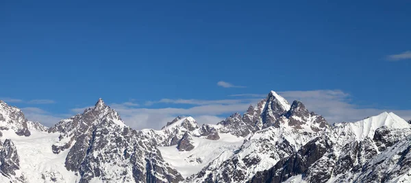 Panoramisch Uitzicht Rotsachtige Toppen Van Bergen Sneeuw Prachtige Blauwe Lucht — Stockfoto