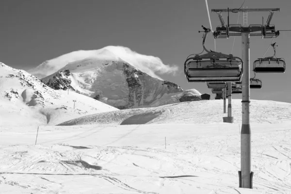 晴れた冬の日には雪の山の中でスキーリフトやスキー場 コーカサス山脈 ジョージア州のスヴァネティ地方のテトヌルディ山 黒と白のトーンの風景 — ストック写真