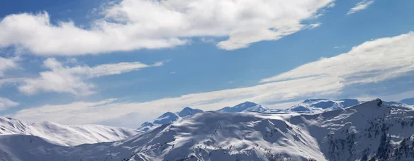 Панорамний Вид Сніжні Гори Сонячне Блакитне Небо Хмарами Зимовий Вечір — стокове фото