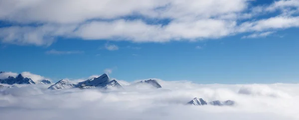 阳光明媚的日子里 雪山雾蒙蒙 全景尽收眼底 格鲁吉亚的高加索山脉 Gudauri地区 — 图库照片