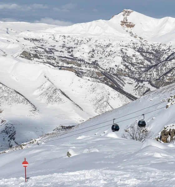 雪山白雪覆盖的滑雪场和吊车 阿塞拜疆Shahdagh 阳光灿烂的冬日高加索山脉 — 图库照片