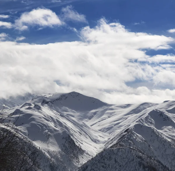 Sněžné Zimní Hory Modrá Obloha Slunečními Mraky Pěkného Chladného Večera — Stock fotografie