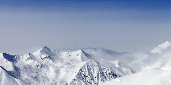 Панорамный Вид Заснеженные Солнечные Горы Тумане Кавказские Горы Зимой Грузия — стоковое фото