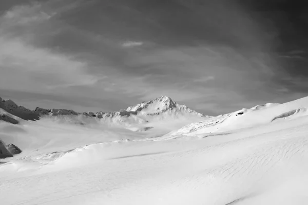 冬日的黑白雪山 高加索山脉 自由攀登Elbrus山的斜坡 — 图库照片