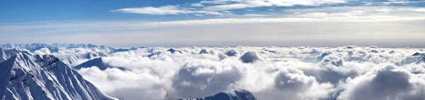 Ampio Panorama Montagne Innevate Coperte Splendide Nuvole Luce Solare Nella — Foto Stock