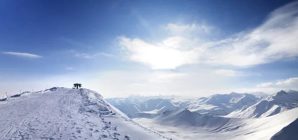 Panoramatický Výhled Horní Stanici Lanovky Zasněžených Hor Zimním Slunci Kavkazské — Stock fotografie