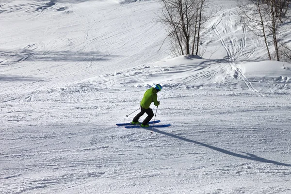 Descente Skieuse Sur Une Piste Enneigée Lors Une Journée Ensoleillée — Photo