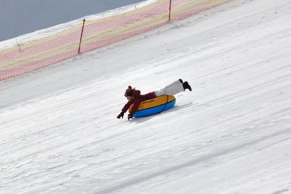 Young Girl Downhill Snow Tube Ski Resort Sunny Winter Day — Stock Photo, Image
