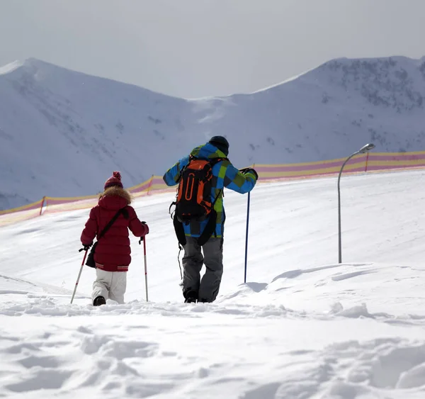 晴天下了雪 父亲和女儿在滑雪胜地 格鲁吉亚高加索山脉 Gudauri地区 — 图库照片