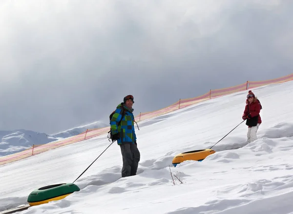 Glücklicher Vater Und Tochter Mit Schneeröhre Schneebedeckten Bergen Mit Grauem — Stockfoto