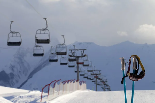 Verschneite Skipiste Sessellift Und Skimaske Auf Skistöcken Abendsonnenlicht Kaukasus Winter — Stockfoto