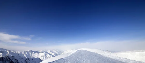 Vista Panorâmica Estrada Nevada Montanhas Céu Azul Com Nuvens Cáucaso — Fotografia de Stock