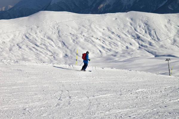Esquiador Cuesta Abajo Pista Esquí Nevado Noche Invierno Sol Montañas —  Fotos de Stock