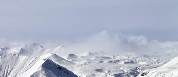 Panoramatický Výhled Zasněžené Hory Slunečního Svitu Mlze Zimě Kavkazské Hory — Stock fotografie