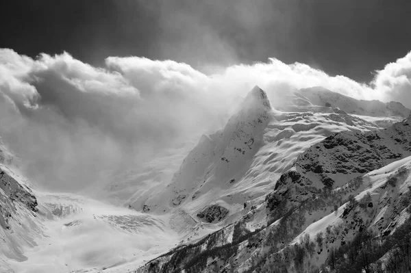 Ледник Снежные Горные Вершины Солнечное Облачное Небо Кавказские Горы Зимой — стоковое фото