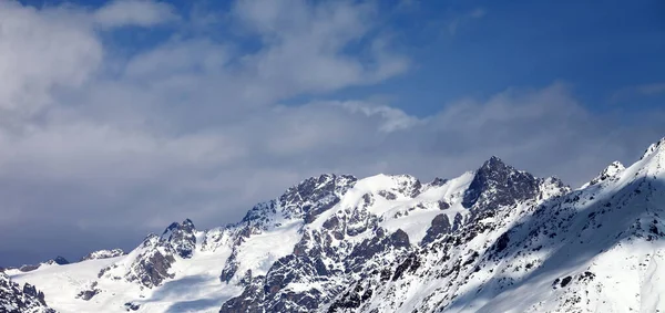 素晴らしい晴れた日に氷河と曇りの青い空と雪の山のパノラマビュー 冬のコーカサス山脈 ジョージア州のスヴァネティ地方 — ストック写真