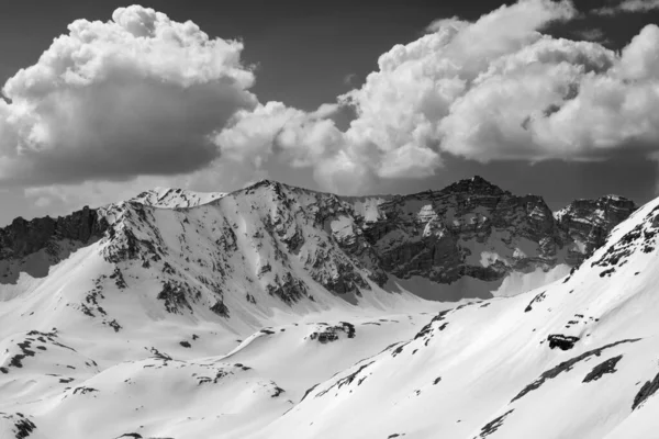 Montanhas Altas Pretas Brancas Neve Céu Com Nuvens Dia Ensolarado — Fotografia de Stock