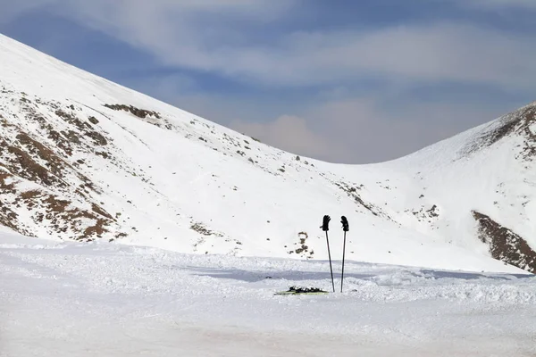 Equipamento Esqui Pista Esqui Nevado Dia Inverno Sol Cáucaso Montanhas — Fotografia de Stock