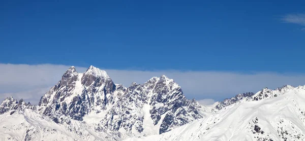 Panoramisch Uitzicht Besneeuwde Bergen Blauwe Lucht Met Wolken Zonnige Winterdag — Stockfoto
