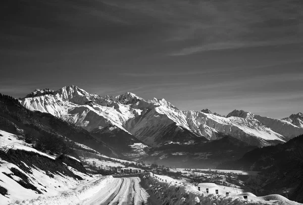 Route Enneigée Montagne Dans Brume Petit Matin Hiver Montagnes Caucase Photos De Stock Libres De Droits
