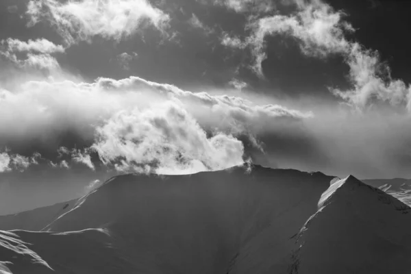 Montañas Nevadas Noche Nubes Soleadas Montañas Del Cáucaso Invierno Georgia —  Fotos de Stock