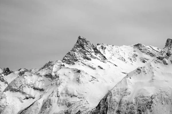 Zwart Witte Besneeuwde Bergen Grijze Bewolkte Lucht Kaukasusgebergte Winter Regio — Stockfoto