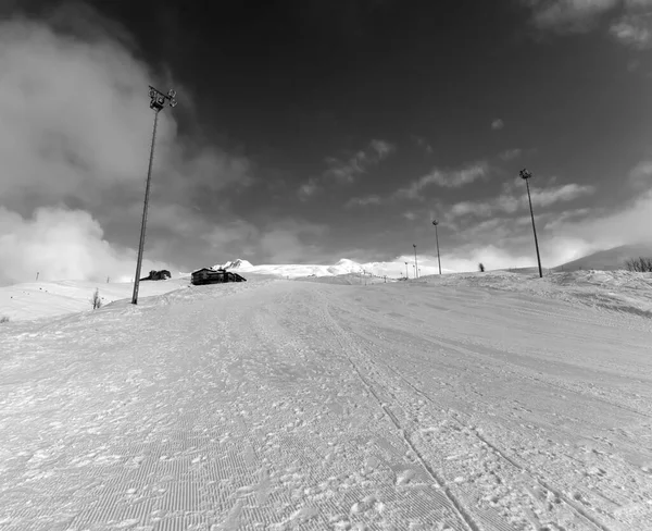 Schwarz Weiß Schneebedeckter Skihang Den Winterlichen Abendbergen Georgien Region Gudauri — Stockfoto