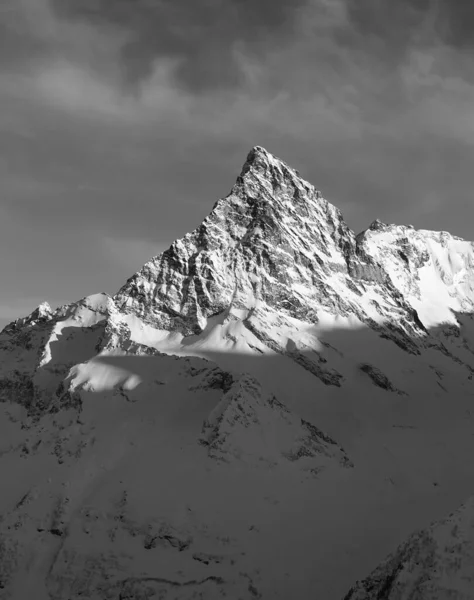 冬日落山时 黑白相间的山顶在雪地里 高加索山区 Dombay区 Belalakaya山 — 图库照片