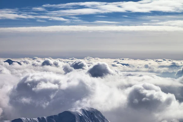 Снежные Горы Покрытые Красивыми Солнечными Светлыми Облаками Солнечный Зимний Вечер — стоковое фото