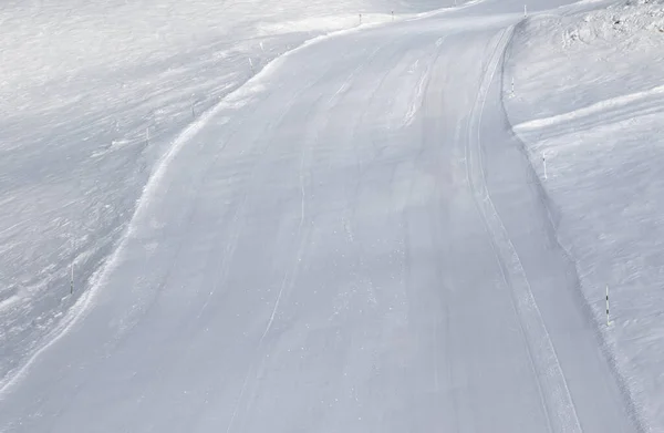 Voorbereide Besneeuwde Skipiste Sneeuwruimer Skigebied Morgens Vroeg — Stockfoto