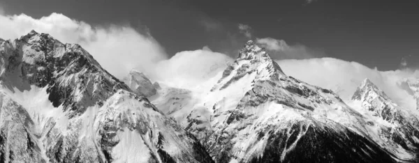 Panorama Bianco Nero Montagne Innevate Cielo Con Nuvole Caucaso Montagne — Foto Stock