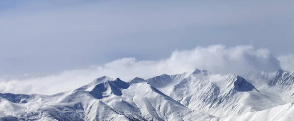 Πανοραμική Θέα Στα Χιονισμένα Βουνά Του Χειμώνα Στην Ομίχλη Καύκασος — Φωτογραφία Αρχείου