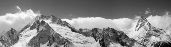 Panorama Von Schneebedeckten Berggipfeln Und Himmel Mit Wolken Bei Sonnigem — Stockfoto