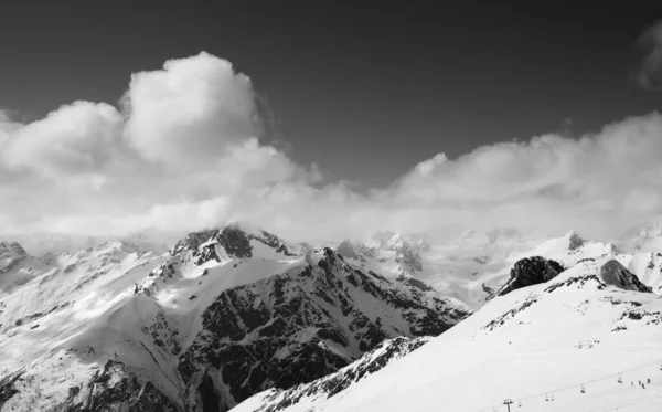 Zwart Wit Panorama Van Skigebied Besneeuwde Bergen Wolken Zonnige Winterdag — Stockfoto