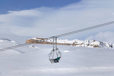 Yeni yağmış karlı yamaçlar, kayak kaldırma ve kış gününde bulutlu mavi gökyüzü. Kafkasya Dağları, Shahdagh, Azerbaycan.