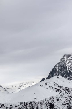 Kış akşamı karlı dağ geçidi ve bulutlu gri gökyüzü. Kafkas Dağları, Gürcistan 'ın Svaneti bölgesi.
