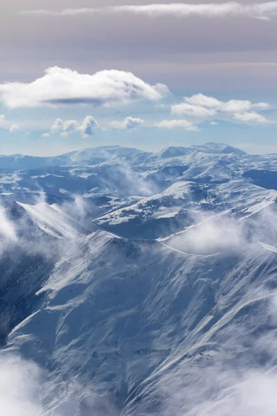 Snowy Słoneczne Góry Mgle Wielokolorowe Zachmurzone Niebo Kaukaz Gruzja Region — Zdjęcie stockowe