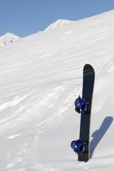 Snowboard Snowdrift Snowfall Mountains Background Sun Winter Day — Stock Photo, Image