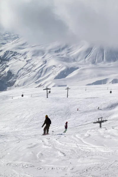 Snowboarders Χιονισμένη Πλαγιά Σκι Και Ψηλά Βουνά Γκρι Σύννεφο Γεωργία — Φωτογραφία Αρχείου