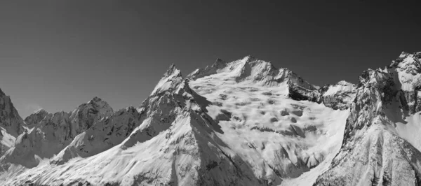 Panorama Picos Montanhosos Cobertos Neve Céu Claro Dia Inverno Sol — Fotografia de Stock
