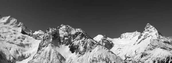 Panorama Blanco Negro Picos Nevados Cubiertos Montañas Cielo Despejado Día —  Fotos de Stock