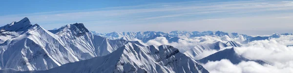 Πανόραμα Χιονισμένα Βουνά Στα Σύννεφα Και Όμορφο Γαλάζιο Ουρανό Την — Φωτογραφία Αρχείου